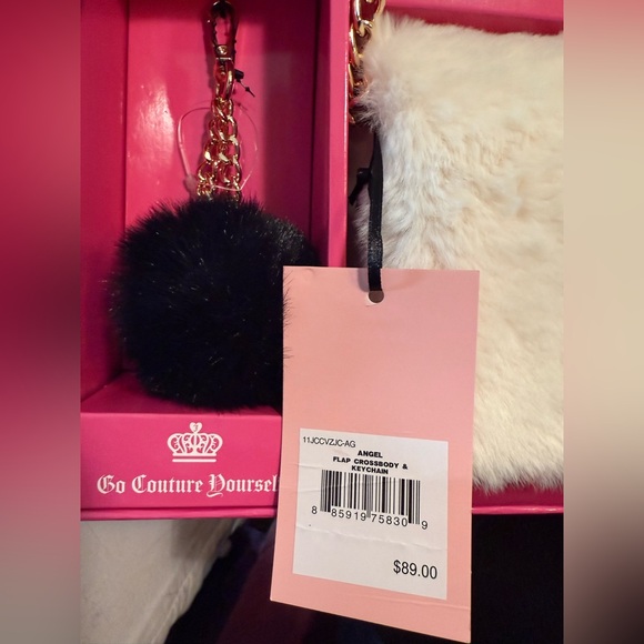 Juicy Couture Los Angeles NWT Beautiful Cream Faux Fur Crossbody Bag & Keychain - Picture 4 of 6